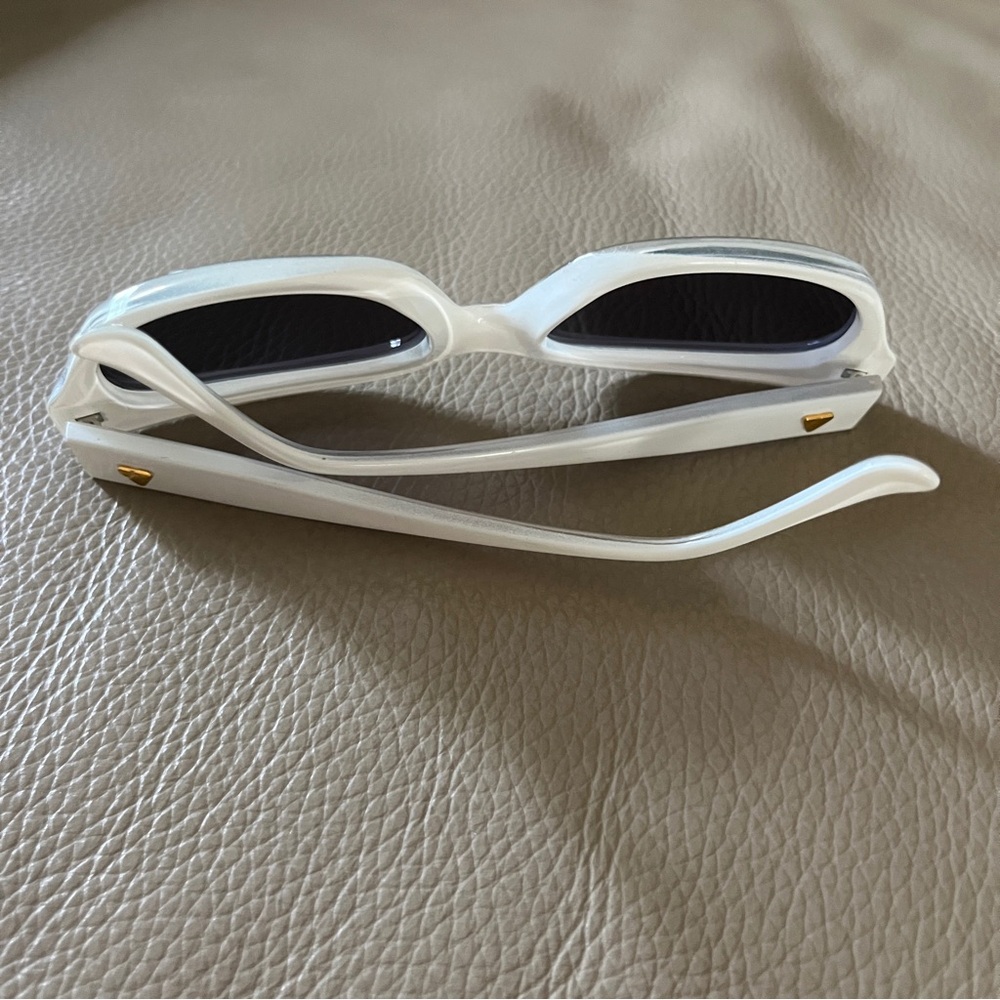 LIZ CLAIBORNE UV Sunglasses Oval Square White Plastic Gold Accent Italy Made Vtg - Picture 5 of 16